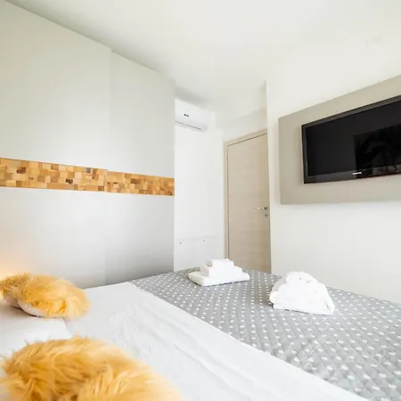 Serenity With Swimming Pool And Parking In Алассио